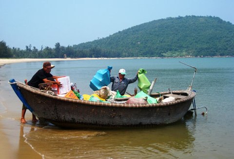 Đi thuyền đến làng Vân