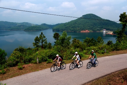 Đạp xe thể thao trên hồ Phú Ninh